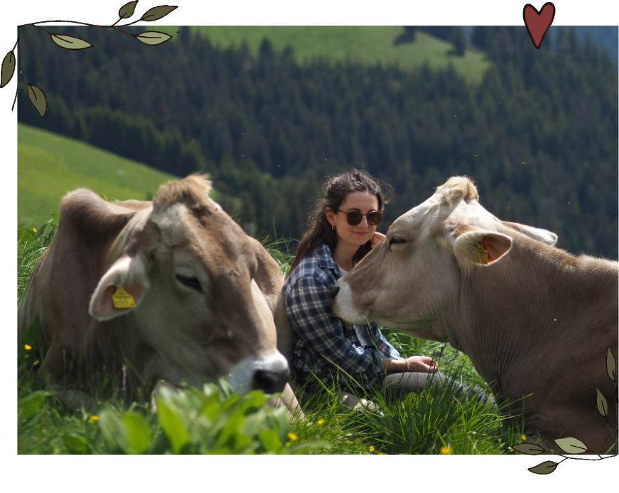 Die Inhaberin des Frau Freudig Shops mit zwei Kühen in einer Wiese