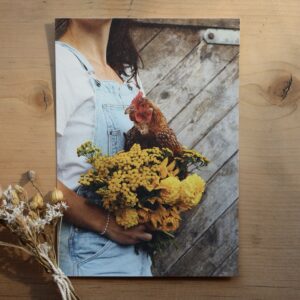 Postkarte Huhn “Magda im Blumenkleid”